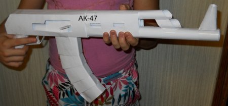 Автомат АК-47 из бумаги